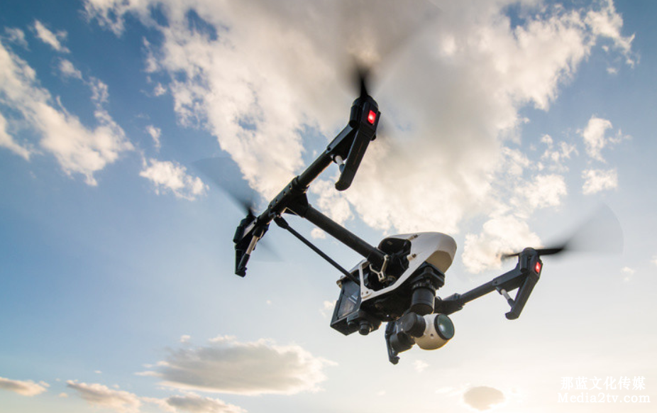 無人機(jī)進(jìn)行維護(hù)