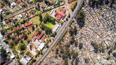 另一種遙遠(yuǎn)的距離：航拍貧民窟和富人區(qū)僅一墻